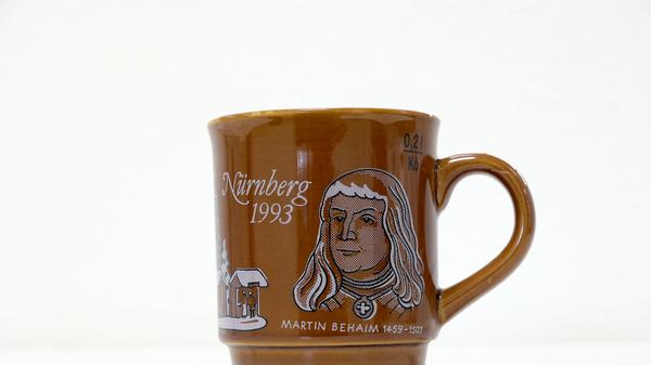 Dem in Nürnberg geborenem Tuchhändler und Ritter des Königreichs Portugal Martin Behaim widmete sich die Glühweintasse aus dem Jahr 1993. Bekannt wurde Behaim aber vor allem als Anreger des ältesten erhaltenen Globus - 1993 feierte dieser 500-jähriges Jubiläum. Neben dem Portrait zierten Frauenkirche, zwei kleine Buden sowie ein Weihnachtsbaum die Tasse.