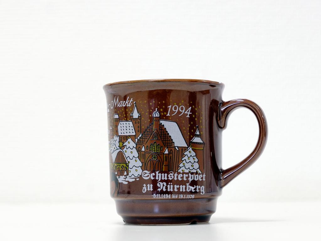 Anlässlich seines 500. Geburtstags waren die Tassen des Jahres 1994 mit einem Portrait des Nürnberger Schuhmachers, Dichters und Meistersingers Hans Sachs bedruckt. Unter den Worten "Schusterpoet zu Nürnberg" waren auch die Geburts-, sowie Sterbedaten des Künstlers zu lesen. Bereits nach zehn Tagen sollen die 120.000 produzierten Exemplare ausverkauft gewesen sein. Anlässlich seines 500. Geburtstags waren die Tassen des Jahres 1994 mit einem Portrait des Nürnberger Schuhmachers, Dichters und Meistersingers Hans Sachs bedruckt. Unter den Worten "Schusterpoet zu Nürnberg" waren auch die Geburts-, sowie Sterbedaten des Künstlers zu lesen. Bereits nach zehn Tagen sollen die 120.000 produzierten Exemplare ausverkauft gewesen sein.