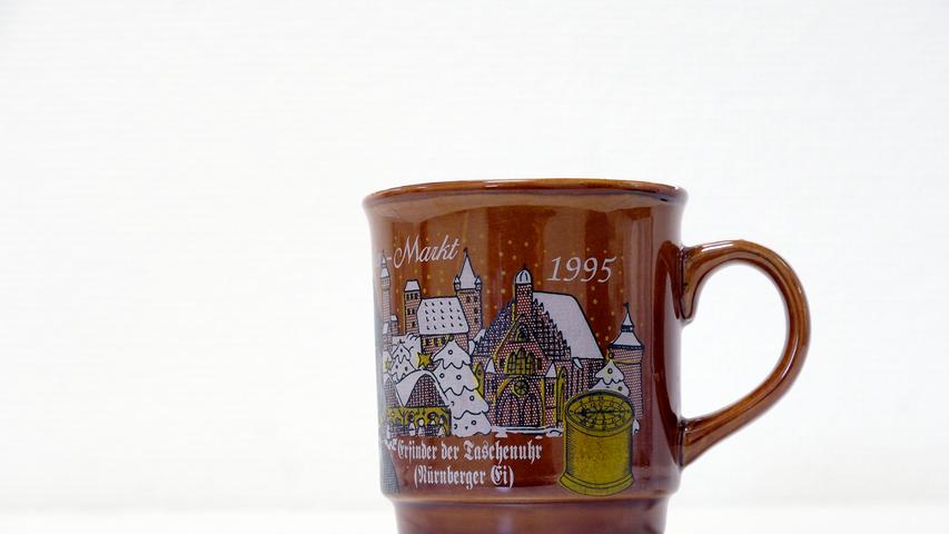 Genau wie im Jahr 2011 zierte ein Bild des Nürnberger Uhrmachers Peter Henlein die Glühwein-Tasse. Daneben waren Kaiserburg, Frauenkirche und natürlich die jährlich vorhandenen Buden des Christkindlesmarkts zu sehen.