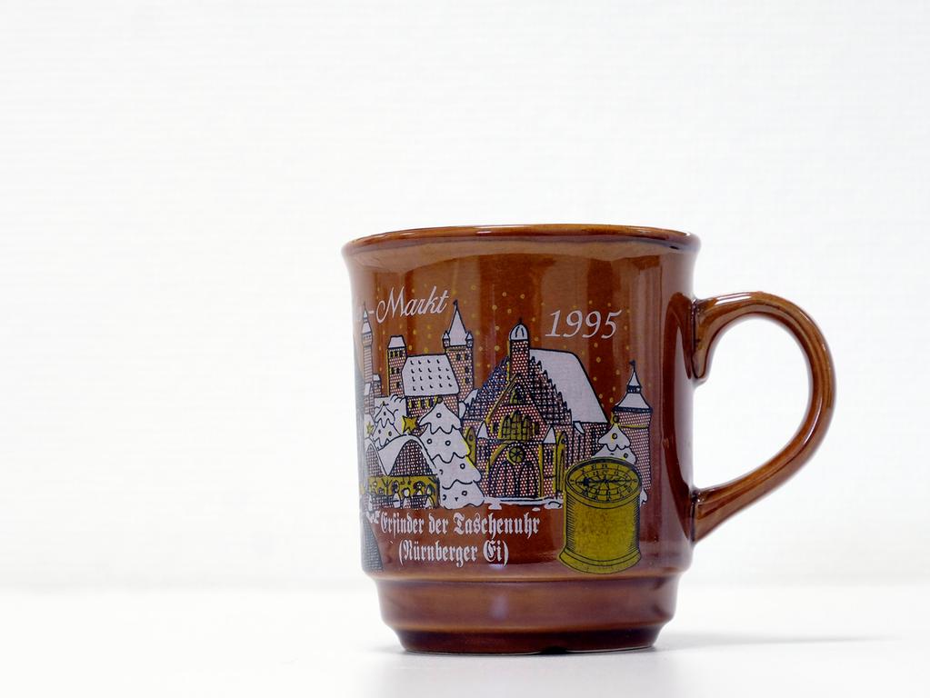 Genau wie im Jahr 2011 zierte ein Bild des Nürnberger Uhrmachers Peter Henlein die Glühwein-Tasse. Daneben waren Kaiserburg, Frauenkirche und natürlich die jährlich vorhandenen Buden des Christkindlesmarkts zu sehen. Genau wie im Jahr 2011 zierte ein Bild des Nürnberger Uhrmachers Peter Henlein die Glühwein-Tasse. Daneben waren Kaiserburg, Frauenkirche und natürlich die jährlich vorhandenen Buden des Christkindlesmarkts zu sehen.