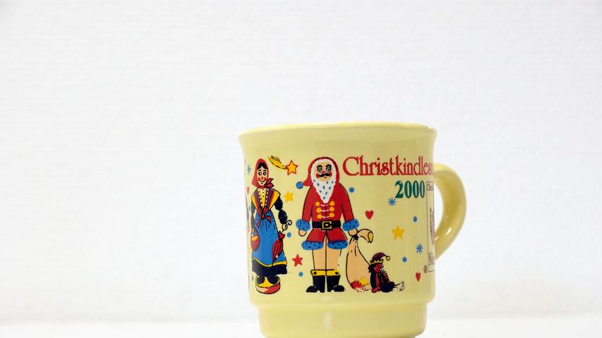 In einer für Weihnachten vielleicht eher untypischen Farbe erschien die Tasse des ersten Jahres des neuen Jahrtausends: 2000 waren auf einer überwiegend gelben Tasse unter anderem die Figur eines Nussknackers sowie eines Christkindes abgebildet. 