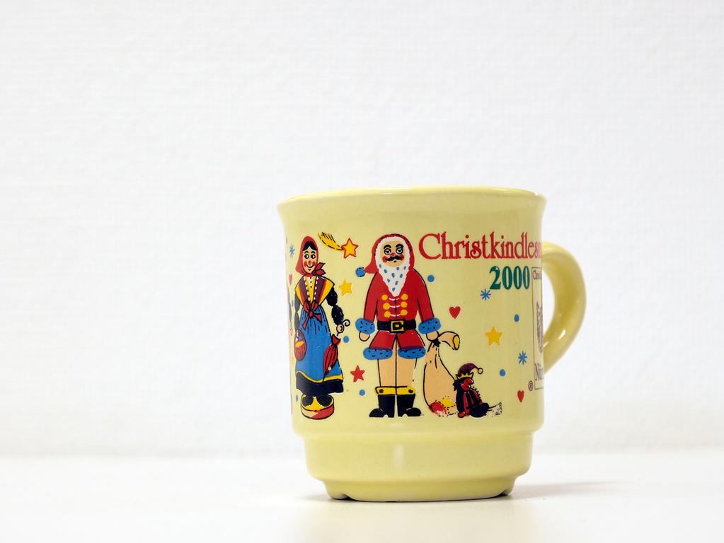 In einer für Weihnachten vielleicht eher untypischen Farbe erschien die Tasse des ersten Jahres des neuen Jahrtausends: 2000 waren auf einer überwiegend gelben Tasse unter anderem die Figur eines Nussknackers sowie eines Christkindes abgebildet.  In einer für Weihnachten vielleicht eher untypischen Farbe erschien die Tasse des ersten Jahres des neuen Jahrtausends: 2000 waren auf einer überwiegend gelben Tasse unter anderem die Figur eines Nussknackers sowie eines Christkindes abgebildet.