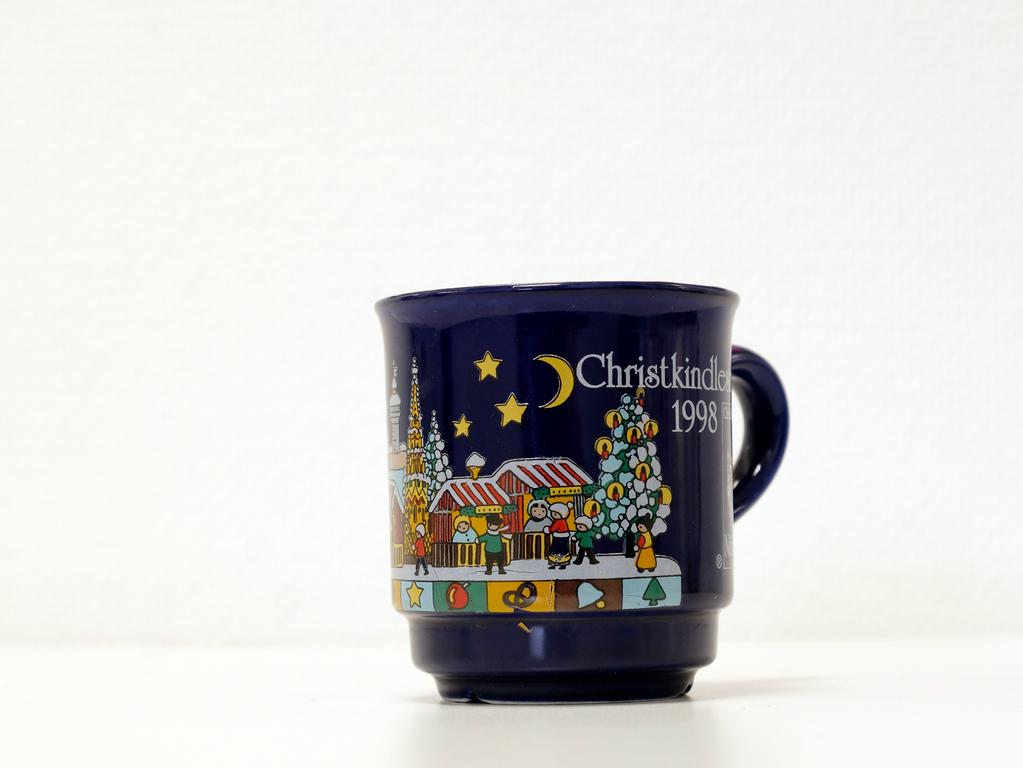 Die Tasse des Vorjahres sah der von 1999 sehr ähnlich. Die Motive unterschieden sich nur leicht, der untere Rand der Tasse war hingegen ein anderer. Die Tasse des Vorjahres sah der von 1999 sehr ähnlich. Die Motive unterschieden sich nur leicht, der untere Rand der Tasse war hingegen ein anderer.