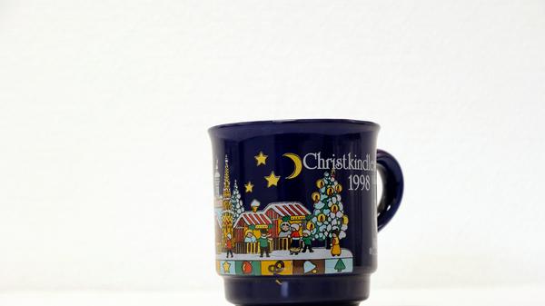 Die Tasse des Vorjahres sah der von 1999 sehr ähnlich. Die Motive unterschieden sich nur leicht, der untere Rand der Tasse war hingegen ein anderer.
