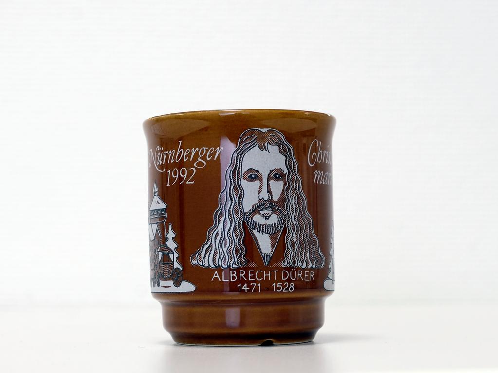 Im Jahr 1992 erschien die erste Christkindlesmarkt-Tasse zu Ehren Albrecht Dürers. Wie in den beiden Jahren 2012 und 2009 war ein Portrait des Malers darauf zu sehen, daneben unter anderem erneut die Frauenkirche, sowie der Schöne Brunnen.  Im Jahr 1992 erschien die erste Christkindlesmarkt-Tasse zu Ehren Albrecht Dürers. Wie in den beiden Jahren 2012 und 2009 war ein Portrait des Malers darauf zu sehen, daneben unter anderem erneut die Frauenkirche, sowie der Schöne Brunnen.