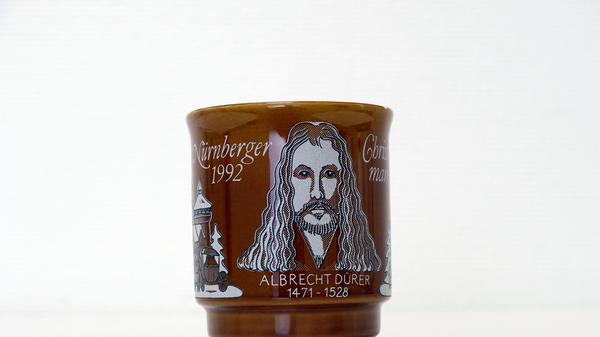 Im Jahr 1992 erschien die erste Christkindlesmarkt-Tasse zu Ehren Albrecht Dürers. Wie in den beiden Jahren 2012 und 2009 war ein Portrait des Malers darauf zu sehen, daneben unter anderem erneut die Frauenkirche, sowie der Schöne Brunnen.