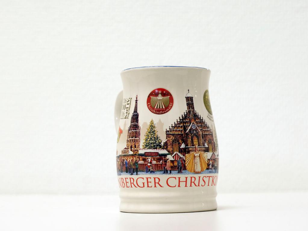 Wieder in etwas dezenteren Farben wurde die Tasse des Jahres 2016 gestaltet. Die Frauenkirche, der Schöne Brunnen, Buden, das Christkind und ein großer Weihnachtsmarkt waren darauf zu sehen. In dem Jahr besuchten laut Marktspiegel rund 2,5 Millionen Menschen den Christkindlesmarkt in Nürnberg. Wieder in etwas dezenteren Farben wurde die Tasse des Jahres 2016 gestaltet. Die Frauenkirche, der Schöne Brunnen, Buden, das Christkind und ein großer Weihnachtsmarkt waren darauf zu sehen. In dem Jahr besuchten laut Marktspiegel rund 2,5 Millionen Menschen den Christkindlesmarkt in Nürnberg.