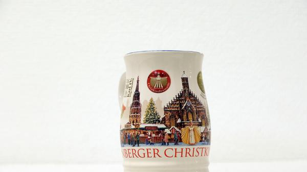 Wieder in etwas dezenteren Farben wurde die Tasse des Jahres 2016 gestaltet. Die Frauenkirche, der Schöne Brunnen, Buden, das Christkind und ein großer Weihnachtsmarkt waren darauf zu sehen. In dem Jahr besuchten laut Marktspiegel rund 2,5 Millionen Menschen den Christkindlesmarkt in Nürnberg.