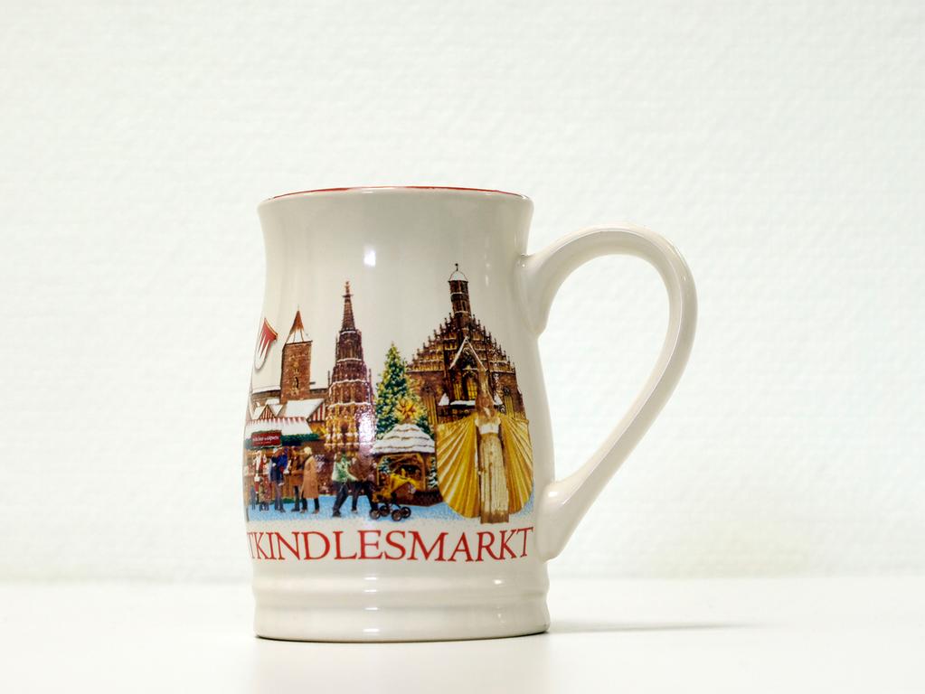 Vom Motiv, genau wie von der Form, ähnelte die Tasse des Vorjahres 2015. Lediglich die Größen der einzelnen Komponenten waren anders. So wurde etwa das Christkind deutlich größer abgebildet.  Vom Motiv, genau wie von der Form, ähnelte die Tasse des Vorjahres 2015. Lediglich die Größen der einzelnen Komponenten waren anders. So wurde etwa das Christkind deutlich größer abgebildet.
