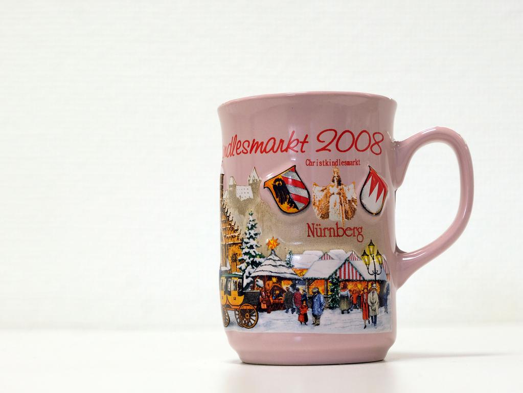 In einem zarten Rose und mit schneebedeckten Buden war die Relief-Tasse 2008 designed. Das Christkind wurde darauf vom Nürnberger Stadtwappen und dem Wappen Frankens begleitet. Alle drei Symbole hoben sich dabei von der Grundfläche der Tasse ab. In einem zarten Rose und mit schneebedeckten Buden war die Relief-Tasse 2008 designed. Das Christkind wurde darauf vom Nürnberger Stadtwappen und dem Wappen Frankens begleitet. Alle drei Symbole hoben sich dabei von der Grundfläche der Tasse ab.