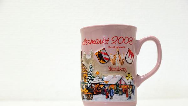 In einem zarten Rose und mit schneebedeckten Buden war die Relief-Tasse 2008 designed. Das Christkind wurde darauf vom Nürnberger Stadtwappen und dem Wappen Frankens begleitet. Alle drei Symbole hoben sich dabei von der Grundfläche der Tasse ab.