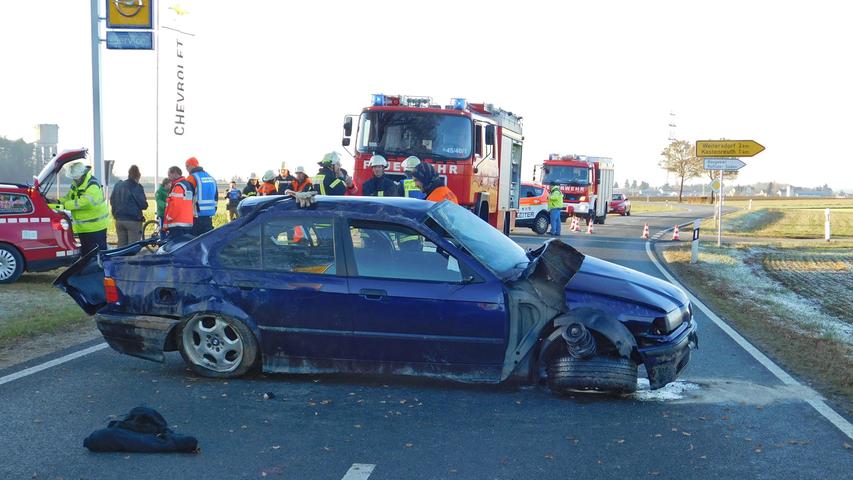 BMW überschlägt sich bei Roßtal: Fahrer schwer verletzt