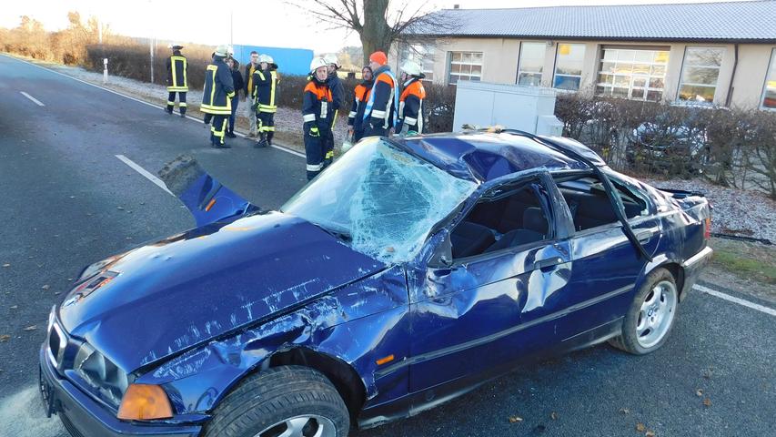 BMW überschlägt sich bei Roßtal: Fahrer schwer verletzt