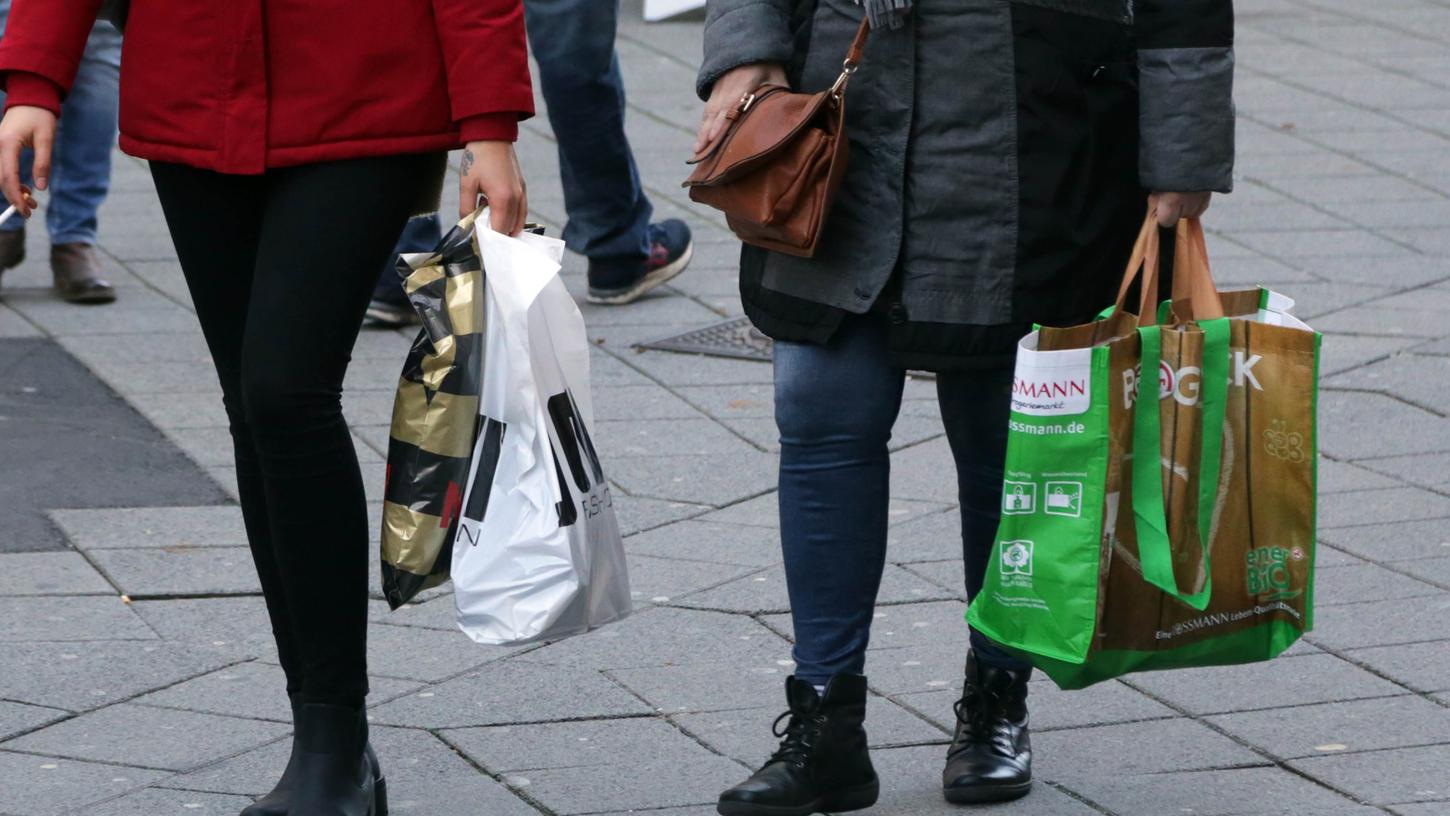 Noch trägt ein Großteil der Kunden Plastiktüten durch Nürnberg. Das könnte sich bald ändern: Nicht wenige Unternehmen denken über die Einführung von Papiertaschen nach.