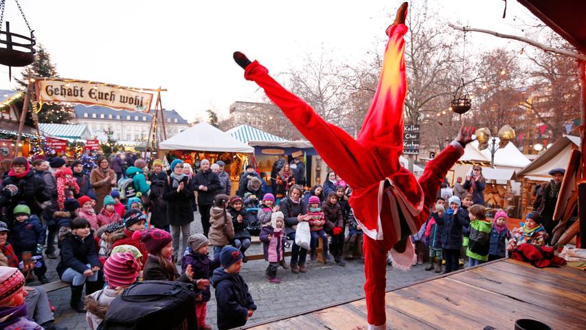 Hurra, Hurra, der Mittelaltermarkt in Fürth ist wieder da! Vom 28.11 bis 23.12.19 findet er auf der Fürther Freiheit direkt neben dem gewöhnlichen Weihnachtsmarkt statt. Es gibt dort zahlreiche Buden, die an längst vergangene Zeiten anmuten, mit allerlei Köstlichkeiten und Handwerkskunst. Letztes Jahr wurde er sogar zum beliebtesten Weihnachtsmarkt Bayerns gekürt. Deshalb hat die Stadt in diesem Jahr gleich sechs neue Teilnehmer für die Adventszeit eingeladen - so gibt es ein böhmisches Riesenrad aus Holz, welches mit reiner Menschenkraft angetrieben wird.  Öffnungszeiten: 28. November bis 23. Dezember, 10 - 21 Uhr