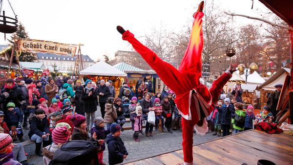 Hurra, Hurra, der Mittelaltermarkt in Fürth ist wieder da! Vom 28.11 bis 23.12.19 findet er auf der Fürther Freiheit direkt neben dem gewöhnlichen Weihnachtsmarkt statt. Es gibt dort zahlreiche Buden, die an längst vergangene Zeiten anmuten, mit allerlei Köstlichkeiten und Handwerkskunst. Letztes Jahr wurde er sogar zum beliebtesten Weihnachtsmarkt Bayerns gekürt. Deshalb hat die Stadt in diesem Jahr gleich sechs neue Teilnehmer für die Adventszeit eingeladen - so gibt es ein böhmisches Riesenrad aus Holz, welches mit reiner Menschenkraft angetrieben wird. Öffnungszeiten: 28. November bis 23. Dezember, 10 - 21 Uhr