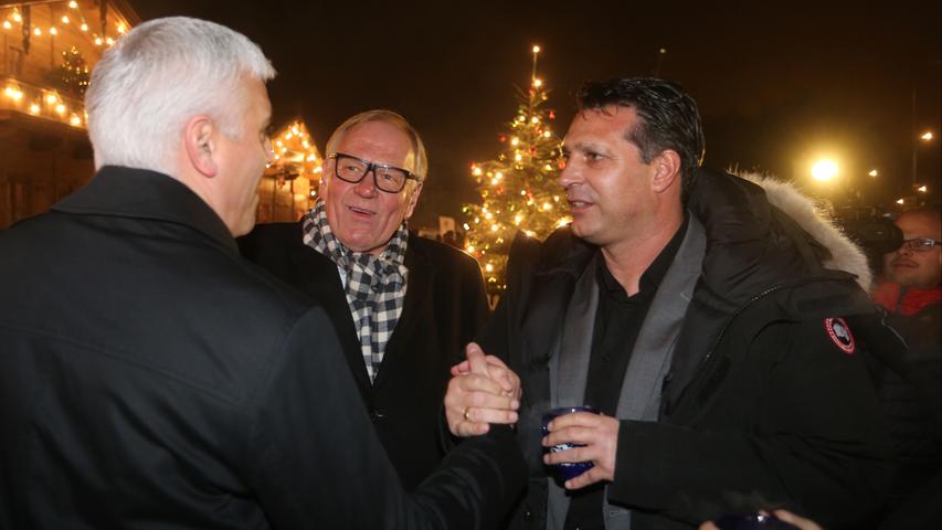 Handshake mit der Vorstandsriege: Alois Schwartz mit Sportvorstand Andreas Bornemann und dem Aufsichtsratenvorsitzenden Thomas Grethlein.