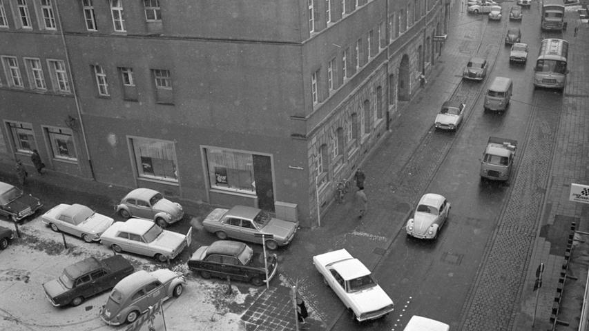 Wenn die Kraftfahrer durch die Adlerstraße wollen, müssen sie sich durch ein Nadelöhr zwängen. Von den Hindernissen, die sie dabei zu überbrücken haben, wird auch das Parkhaus betroffen, daß unter den beengten Platzverhältnissen in diesem Teil der Altstadt zu leiden hat. Um eine bessere Zu- und Abfahrt zu erreichen, ist sein Besitzer mit einem Bündel von Vorschlägen an die Öffentlichkeit getreten. Hier geht es zum Artikel: 8. Dezember 1966: Parken mit Engpässen