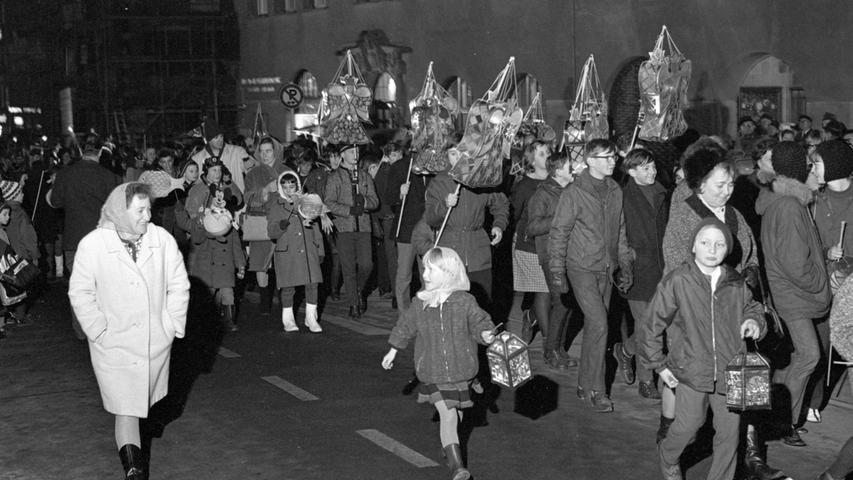 Knapp eine Stunde dauerte das große Ereignis, auf das sich über tausend Buben und Mädchen aus den Nürnberger Volksschulen gefreut hatten: Ihr traditioneller Lichterzug zur Burg mit dem Krippenspiel ist ein Höhepunkt in der vorweihnachtlich gestimmten Altstadt. Hier geht es zum Artikel: 10. Dezember 1966: Kinder mit bunten Laternen.