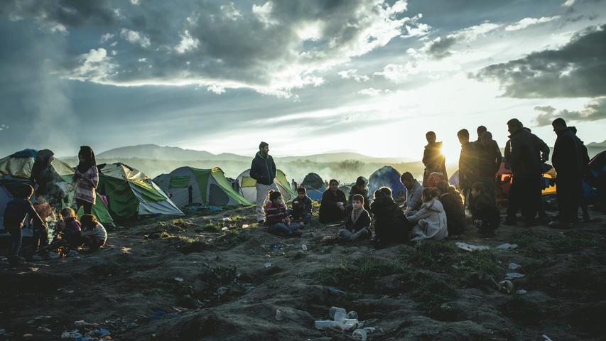 Im griechischen Flüchtlingscamp Idomeni verbringen Flüchtlinge im März 2016 die Nächte bei Kälte und Regen direkt am Grenzzaun. Der freie Fotograf Florian Bachmeier besuchte das Leben im Lager wenige Wochen vor der Räumung. Die Serie aus insgesamt fünf Bildern ist Sieger in der Kategorie Serien im Wettbewerb Pressefoto Bayern 2016.