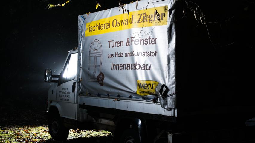 Schleuser haben im Oktober 2015 an der Grenze zu Österreich ihre Fahrzeuge im desolaten Zustand zurückgelassen. Offensichtlich haben die Fluchthelfer auch nicht davor Halt gemacht, sich das Fahrzeug einer Tischlerei zu beschaffen und für ihre Zwecke zu nutzen. Die SZ-Fotografin Natalie Neomie Isser hat sie in der Dunkelheit fotografiert. Das Motiv ist Teil einer Serie welche in der Kategorie Nachwuchs im Wettbewerb Pressefoto Bayern 2016 gewonnen hat.