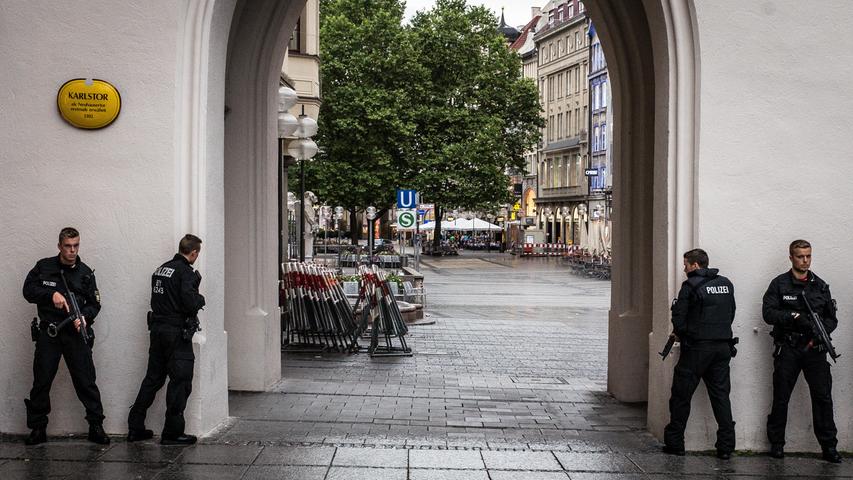 Das Foto von Sachelle Babbar wurde vom Bayerischen Journalistenverband mit dem Pressefoto des Jahres 2016 ausgezeichnet. Am 22 Juli 2016 sichern Polizisten das Karlstor in München. Es ist der Abend, an dem ein 18-Jähriger im Münchner OEZ Amok läuft.