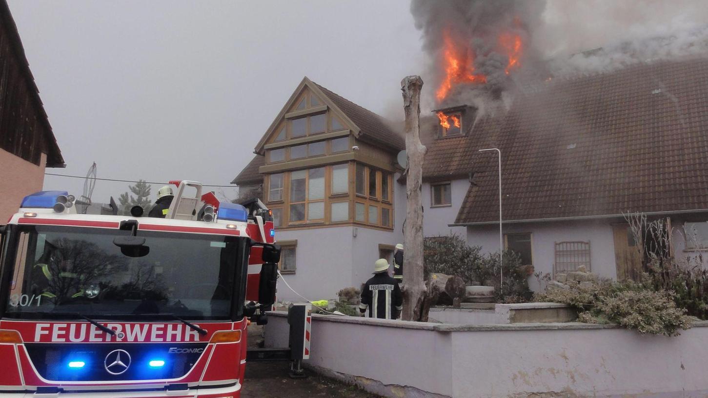 Flammen loderten aus Dachstuhl: Brand in Patersholz 