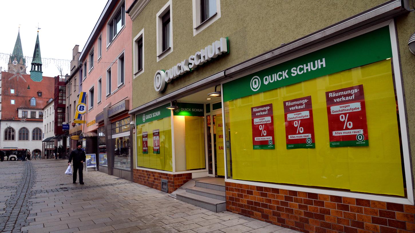 Quick Schuh macht dicht: Die Schaufenster des Ladens in der Klostergasse sind zugeklebt. Noch bis etwa Ende Januar läuft der Ausverkauf. Quick Schuh macht dicht: Die Schaufenster des Ladens in der Klostergasse sind zugeklebt. Noch bis etwa Ende Januar läuft der Ausverkauf.