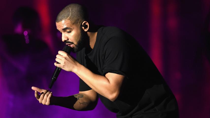 US-Rapper Drake hat mit seiner Nummer "One Dance" den meistgestreamten Song aller Zeiten produziert. Das krönt den Amerikaner in diesem Jahr zum erfolgreichsten Künstler auf Spotify. Hier geht es zu Platz 1 und dem Beweis, dass Drake einfach alles kann.