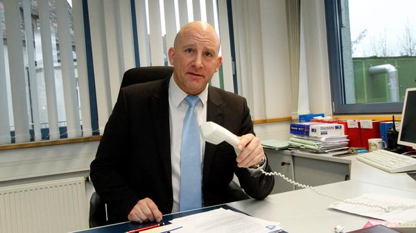 Der bisherige Leiter des Einwohneramtes, Olaf Kuch, avancierte 2020 zum neuen Stadtrechtsdirektor - ein Job, den es zuletzt unter Ulrich Maly nicht gegeben hatte. Die Personalie hatte zum Abbruch der Koalitionsgespräche zwischen CSU/SPD und Grünen geführt, weil sich letztere nicht mit Kuch anfreunden konnten. Kuch gilt als sehr konservativ. Seine Beförderung wird als Zugeständnis des neuen OBs an den rechten konservativen Rand seiner Partei gesehen. Kuch ist als neuer Stadtrechtsdirektor allerdings nicht nur für Rechtsfragen zuständig, sondern auch für Bürgerservice und Digitalisierung.