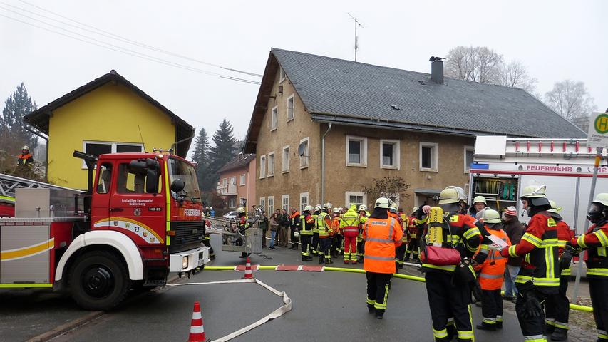 In Thuisbrunn geht der Dachstuhl eines Hauses in Flammen auf. Die Löscharbeiten gestalteten sich durch die enge Bebauung äußerst schwierig.