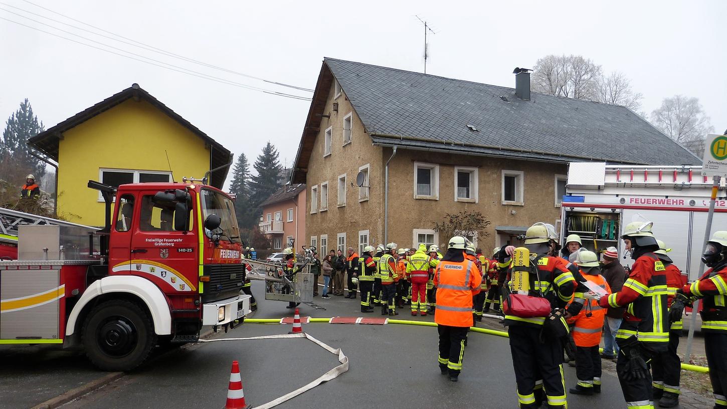 80 Einsatzkräfte waren vor Ort, um den Brand zu löschen. 80 Einsatzkräfte waren vor Ort, um den Brand zu löschen.