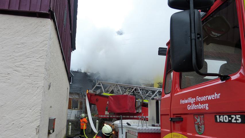 Am Mittwochmorgen stand der Dachstuhl eines freistehenden Einfamilienhauses in der Ortsmitte von Thuisbrunn in Flammen. 80 Einsatzkräfte löschten das Feuer.