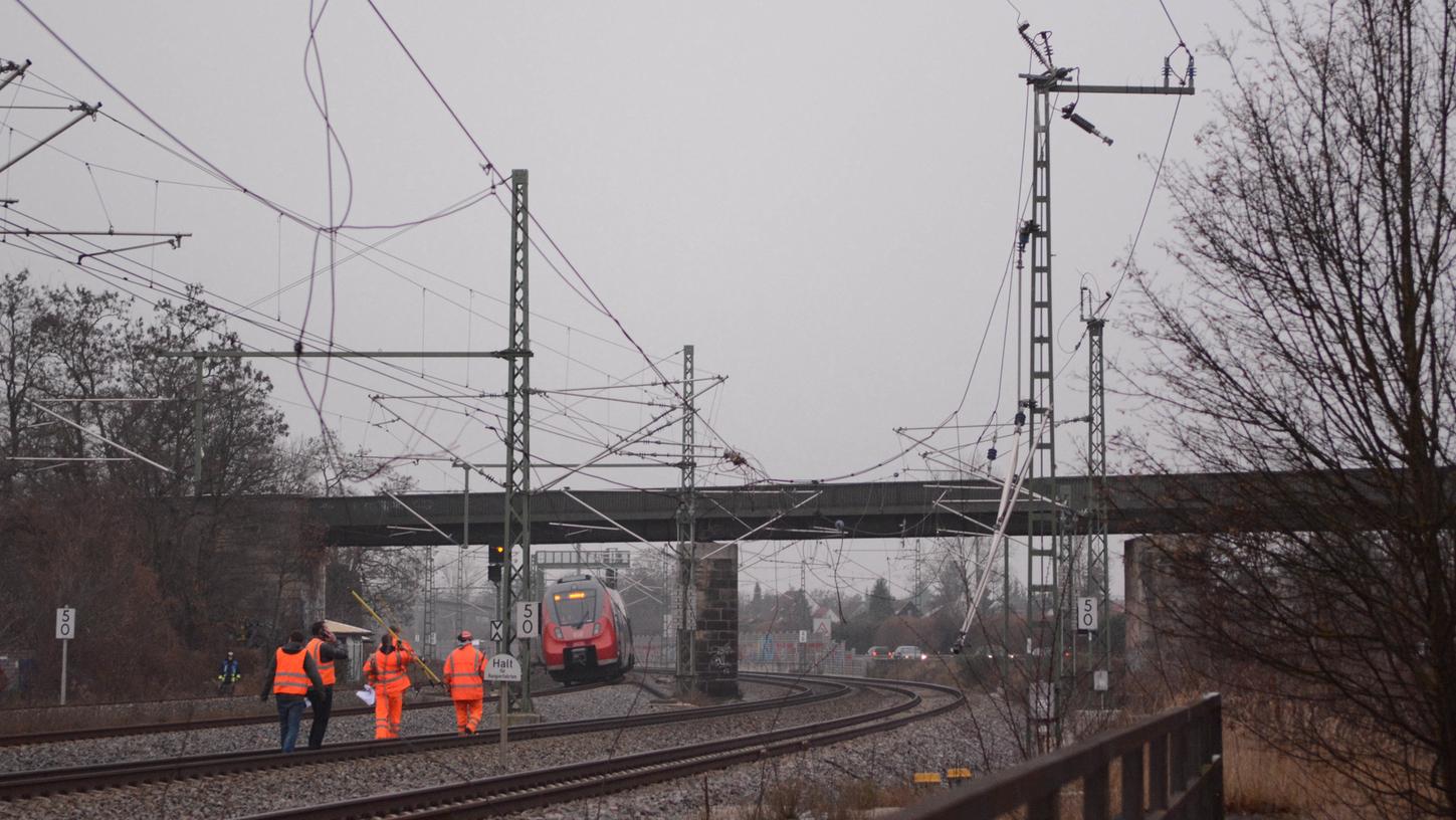 Ein Oberleitungsschaden sorgte am Mittwoch für Ausfälle und Verzögerungen im Bahnverkehr zwischen Nürnberg und Fürth. Jetzt ist die Strecke wieder frei.