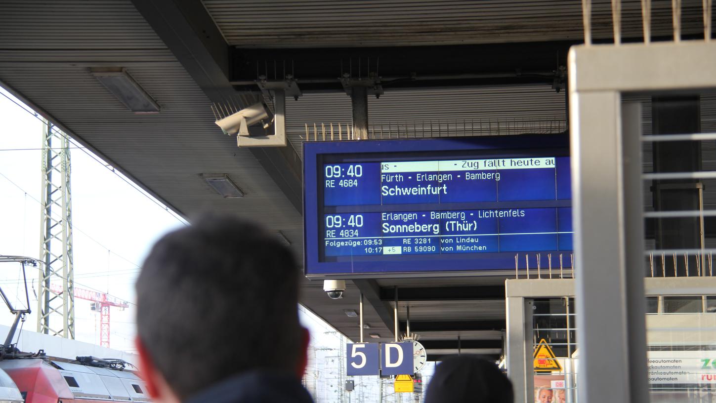 Zug fällt heute aus: Weitere Informationen erhalten die Pendler am Gleis in Nürnberg nicht.