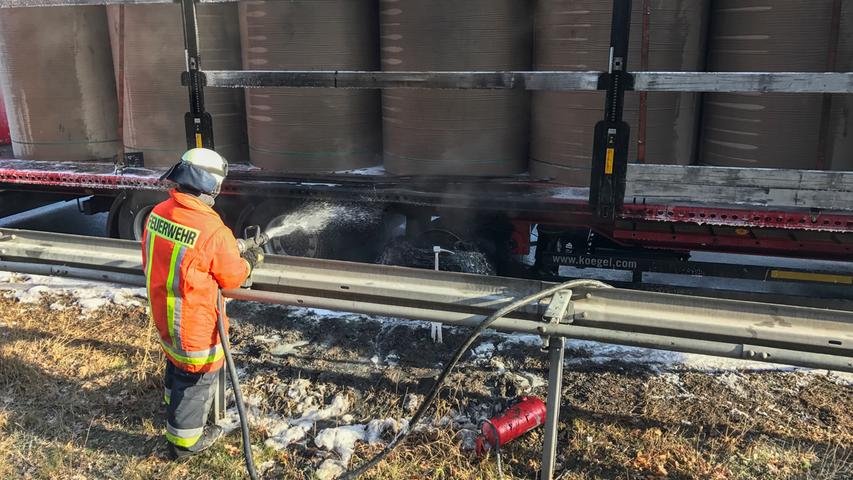 Mit Papier beladener Lkw gerät auf A9 in Brand: Vier Verletzte