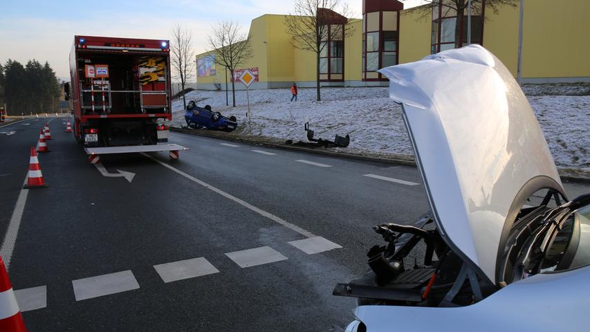 Auto auf dem Dach: Drei Verletzte nach Unfall in Helmbrechts
