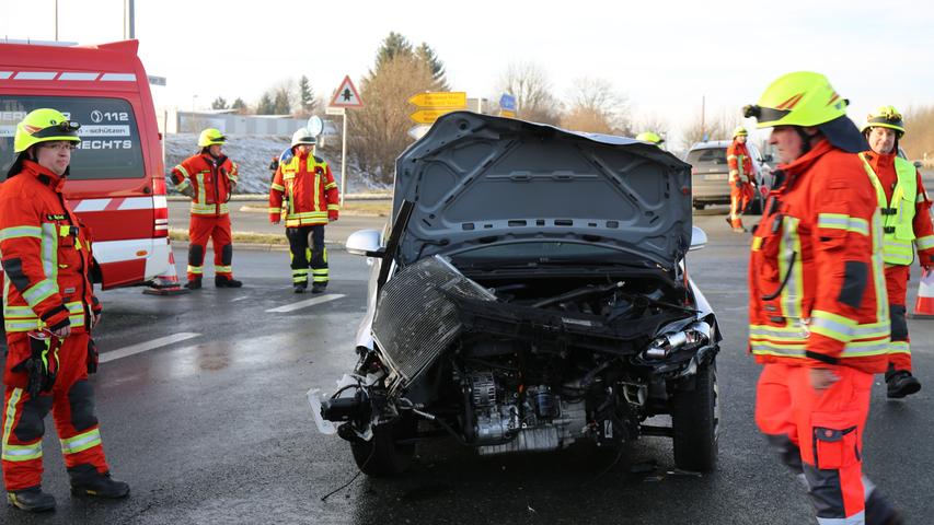 Auto auf dem Dach: Drei Verletzte nach Unfall in Helmbrechts