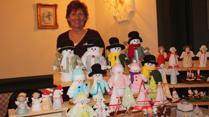 Kuschlige Schneemannpuppen und vieles mehr bietet Renate Lewis aus Weinberg auf dem Gunzenhäuser Weihnachtsmarkt an.