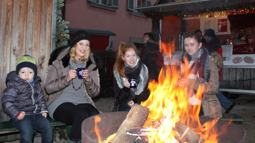 Die Plätze an der Feuerschale waren schon bei der Eröffnung des Weihnachtsmarkts im Gunzenhäuser Falkengarten heiß begehrt.