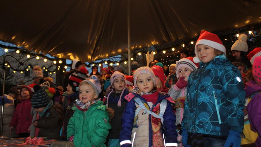 Die Kinder des Kinder und Familienzentrums Sonnenhof der Hensoltshöhe brachten den Besuchern des Weihnachtsmarkts ein Ständchen.