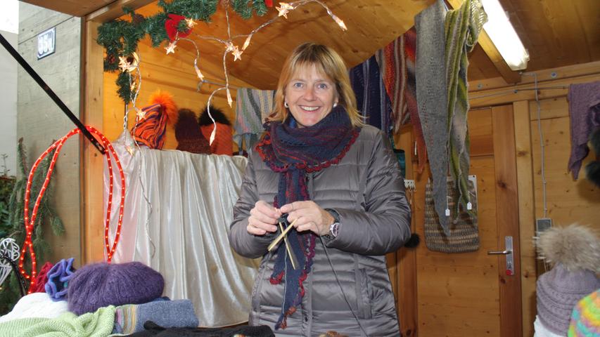 Silvia Weeger aus Weidenbach verkauft auf dem romantischen Weihnachtsmarkt Selbstgestricktes.