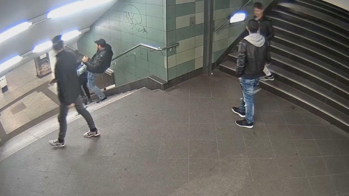 Nach dem Tritt in den Rücken einer 26-jährigen Frau in einer Berliner U-Bahnstation ist nun einer der Tatverdächtigen identifiziert worden.