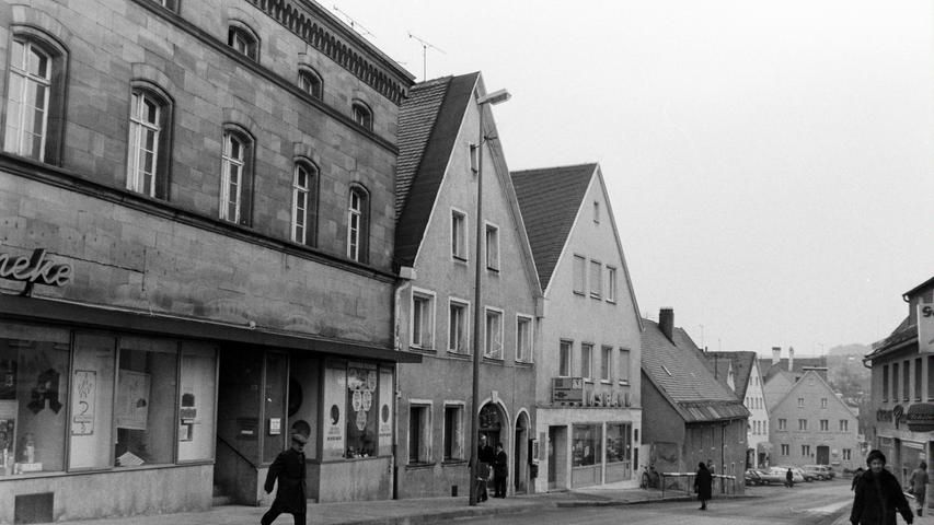 Die Hauptstraße mit der Frankenaptheke, der Volksbank und dem Otto-Haus, das Mitte der 1970er Jahre abgerissen worden ist.