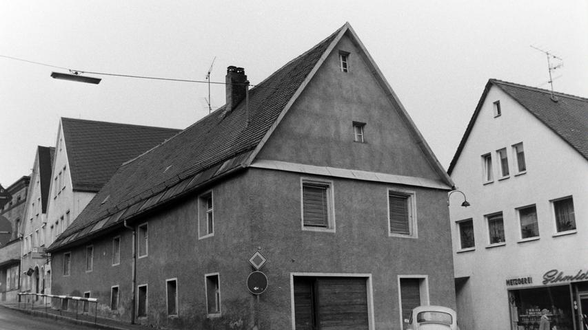 Das Geschäftshaus der Sattlerei Otto musste mitte der 1970er Jahre der Verbreiterung der Zufahrt in die Brauhausgasse weichen.