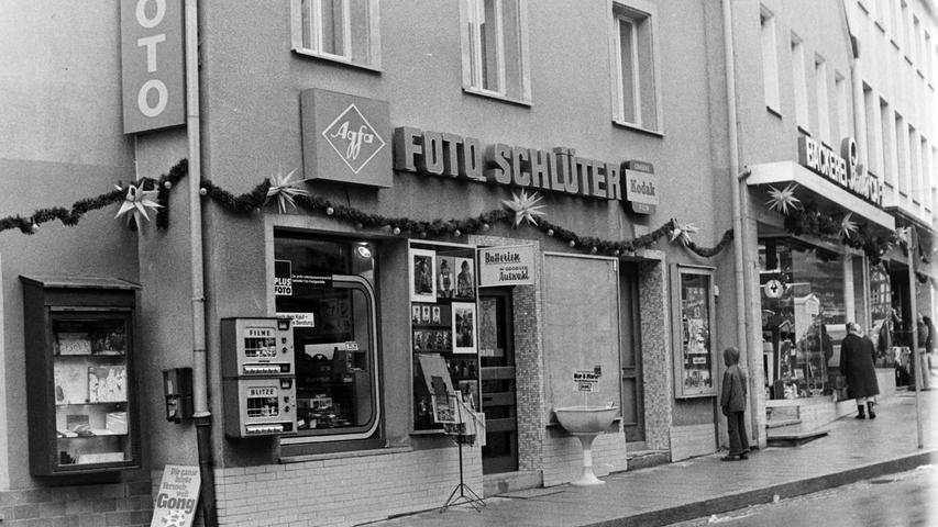Das Fotogeschäft Schlüter hatte im Lauf der Zeit mehrere Standorte, in der Heinrich-Bauer-Straße, neben der einstigen Bäckerei Sachs (Bild) und zuletzt einige Häuser weiter neben der Bäckerei Pflaum. Seitenverhältnis
