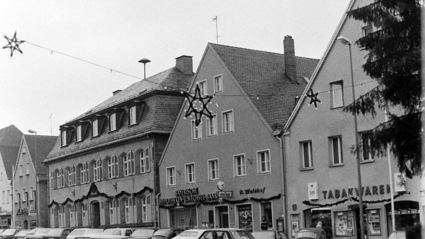Am Marktplatz neben dem neuen Rathaus fanden sich die Hypo-Bank, der Radladen Waldhof und das Tabakgeschäft Pilhofer.