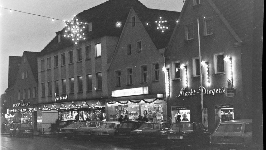 Der Pegnitzer Markplatz im Advent 1976 mit der Markt-Drogerie, dem Spielwarenladen Pflaum und dem Modegeschäft Wiesend.