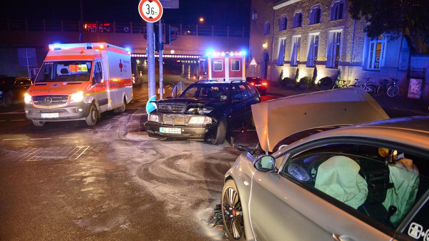 Kollision in Fürth: Mercedes schleudert gegen Lichtmast