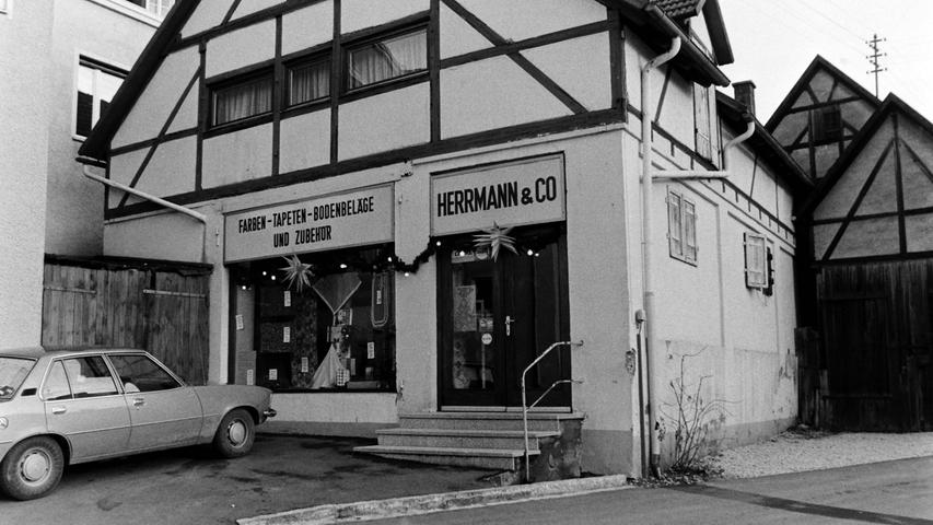 Gleich hinter der Sparkasse befand sich das Tapetengeschäft von Fritz Herrmann.